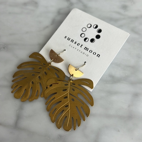🌼HANDMADE🌼 Brass Monstera Leaf Earrings, Large - Picture 4 of 5